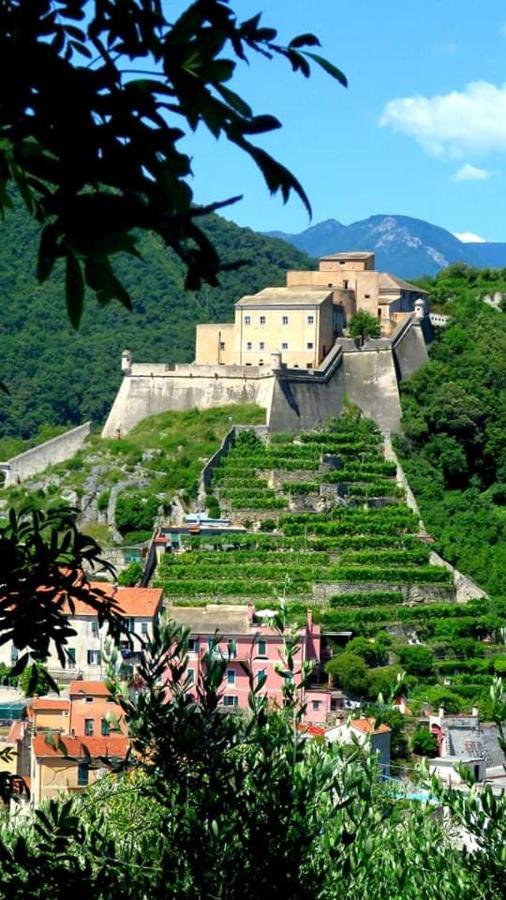 Guardando Il Castello Apartman Finale Ligure Kültér fotó
